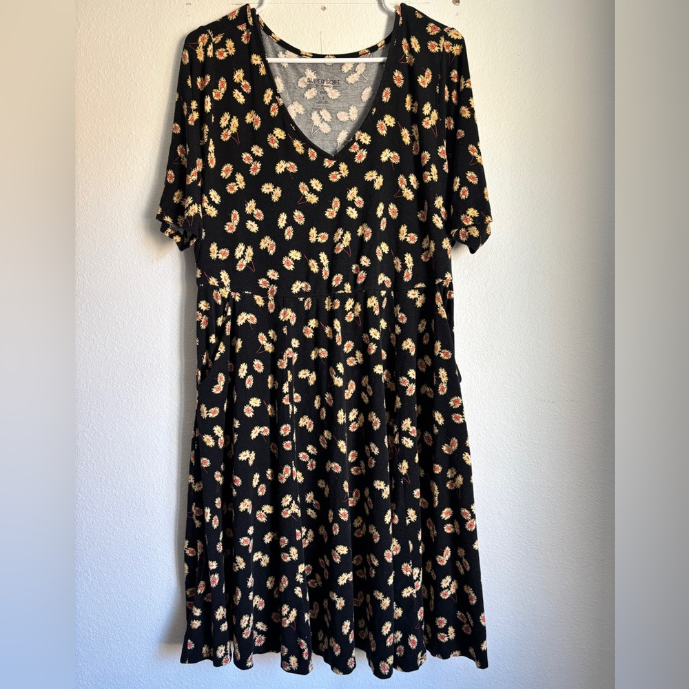 Black Floral V-Neck Women’s Dress Torrid Size 1 Sunflowers with Pockets